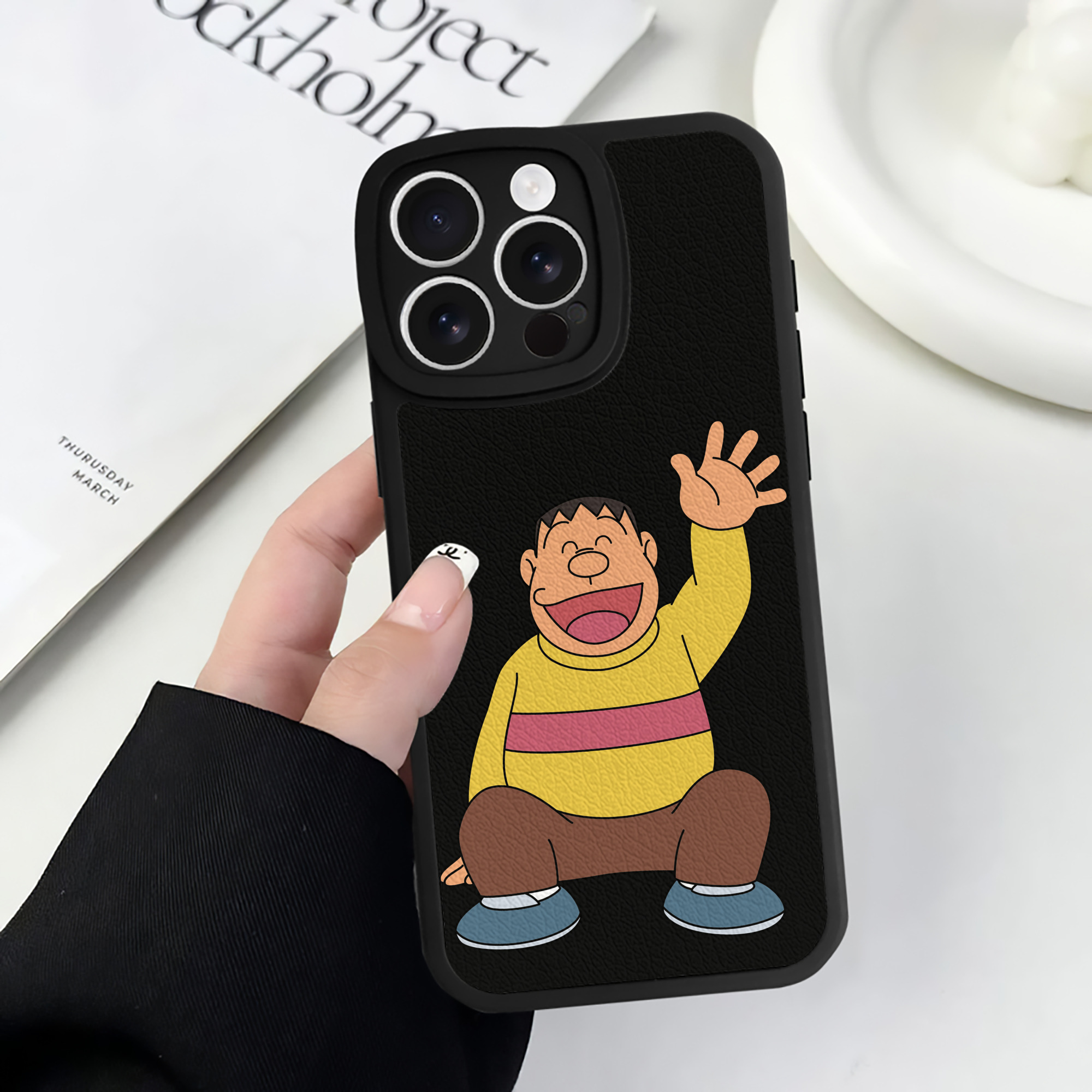 （画像用） ドラえもん 剛田武 Doraemon Gouta Takeshi 【iPhone 16シリーズ対応】シリコンスマホケース（レザー調） 材質：シリコン